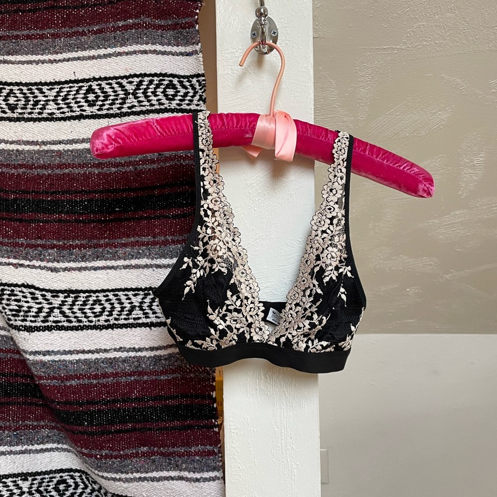 Nordstrom Wacoal Black Lace Bralette with Cream Flowers size 32